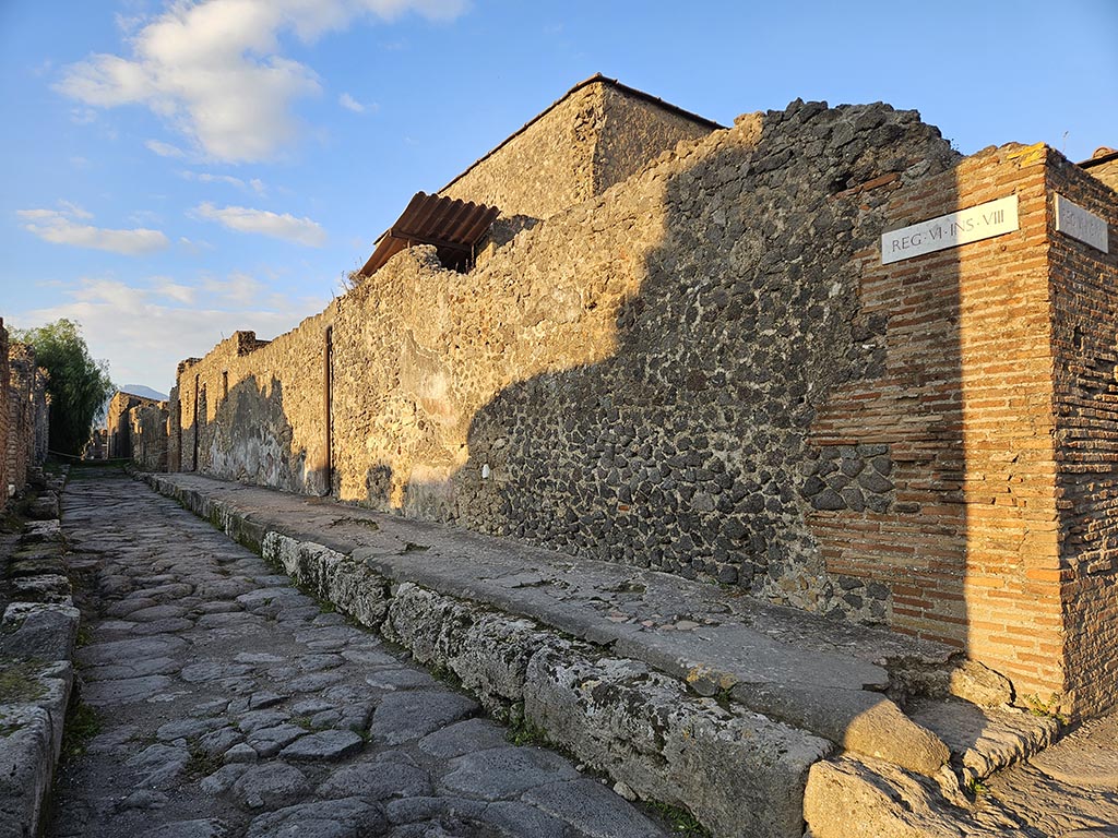 Vicolo della Fullonica, Pompeii. November 2024.
Looking north along east side of VI.8, from junction with Via delle Terme. Photo courtesy of Annette Haug.