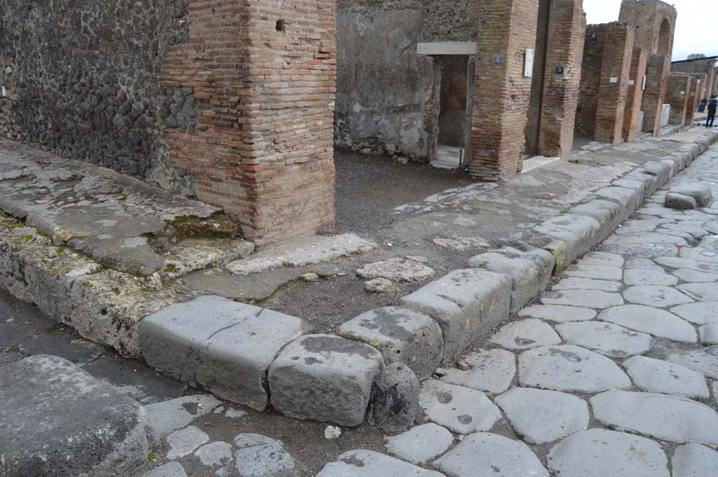 Via delle Terme, north side. March 2018. Looking north-east from junction with Vicolo della Fullonica.
Foto Taylor Lauritsen, ERC Grant 681269 DÉCOR