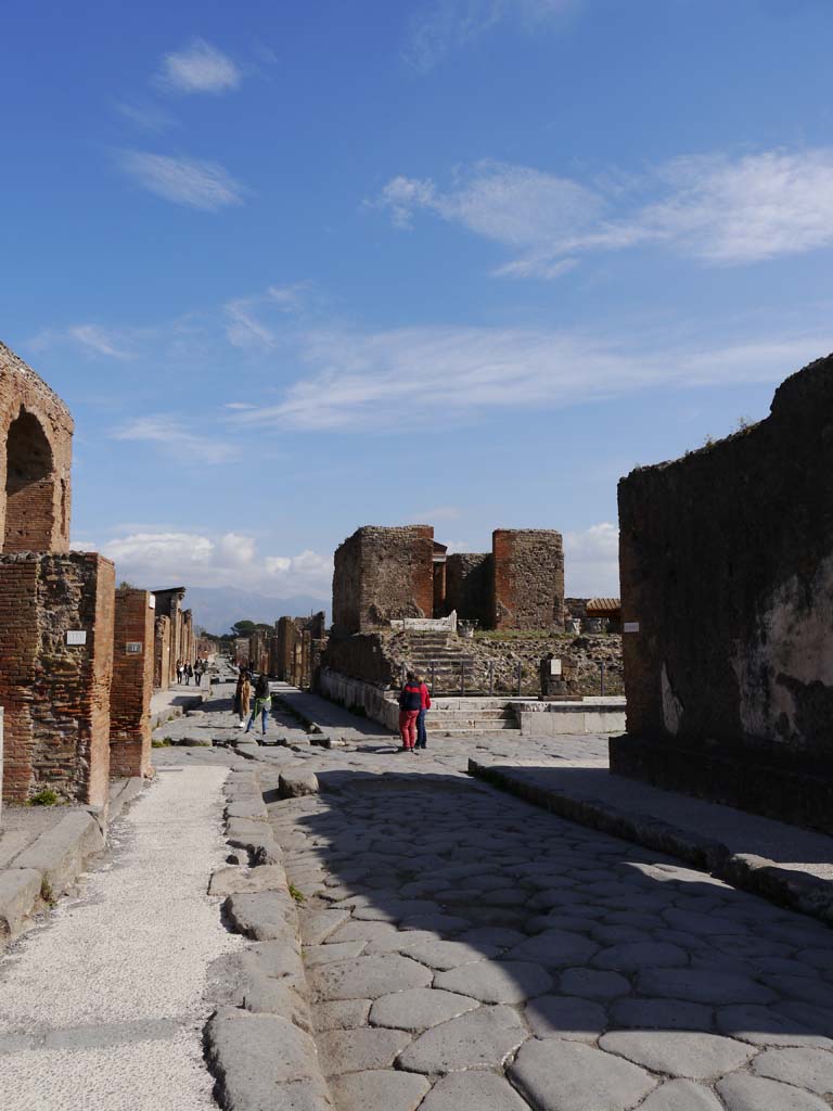 Via delle Terme, Pompeii, from between VI.8 and VII.5, March 2019.
Looking east towards junction at crossroads, with VII.4.1, centre right.
Foto Anne Kleineberg, ERC Grant 681269 DÉCOR.