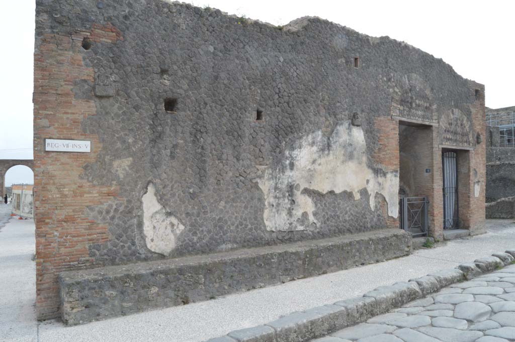 Via delle Terme, south side, Pompeii. March 2019. Looking south at junction between Via delle Terme, on right, and Via del Foro, on left.
VII.5.1, steps to upper floor, is on the right, with VII.5.2.
This decorated wall with bench seating would have been the side wall of VII.5.29.
Foto Taylor Lauritsen, ERC Grant 681269 DÉCOR