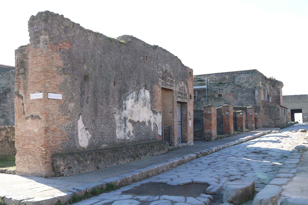 Via delle Terme, south side, Pompeii. December 2018.
Looking south-west along north side of VII.5 insula, the Forum Baths, from junction with Via del Foro, on left. Photo courtesy of Aude Durand.