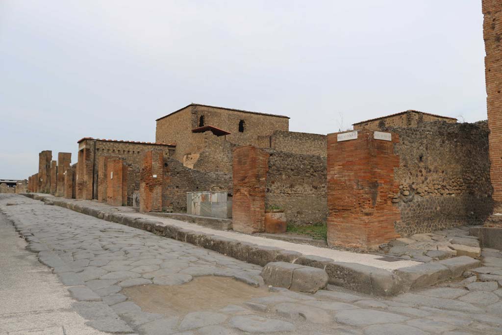 Via delle Terme, north side, Pompeii. December 2018.
Looking west along Insula VI.8, from junction with Via di Mercurio, on right. Photo courtesy of Aude Durand.