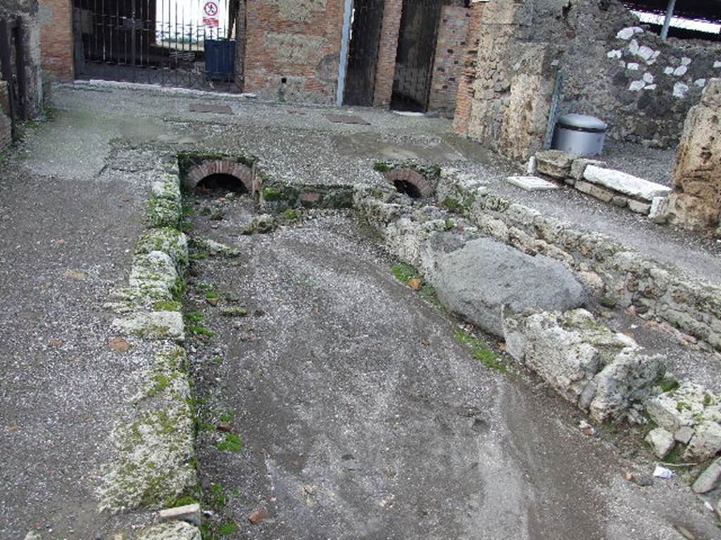 Via delle Terme. Western end. Drains. December 2006.