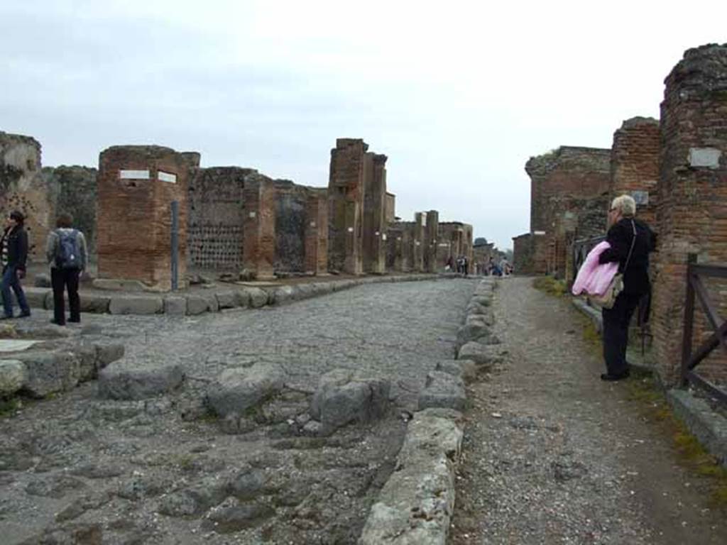 Via delle Terme.  May 2010.  Looking east between VI.6 and VII.6 from near the junction with Via Consolare.