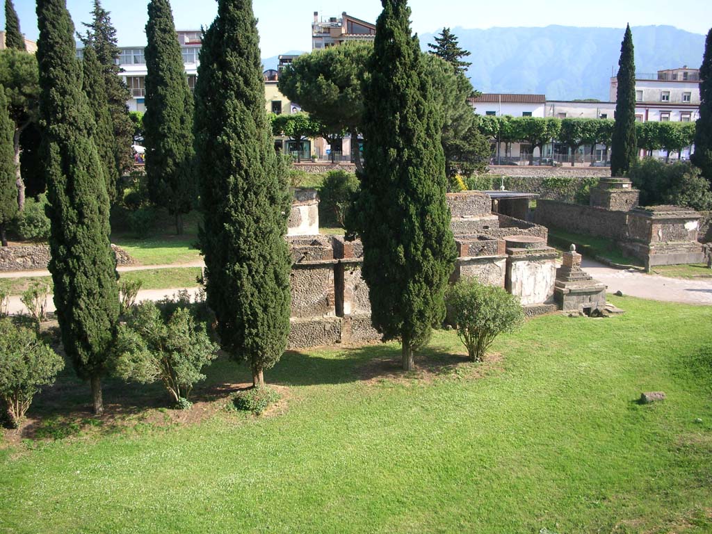 Via delle Tombe, Pompeii. May 2010. 
Looking south towards rear of tombs on Via delle Tombe, with Via di Nocera, on right. Photo courtesy of Ivo van der Graaff.

