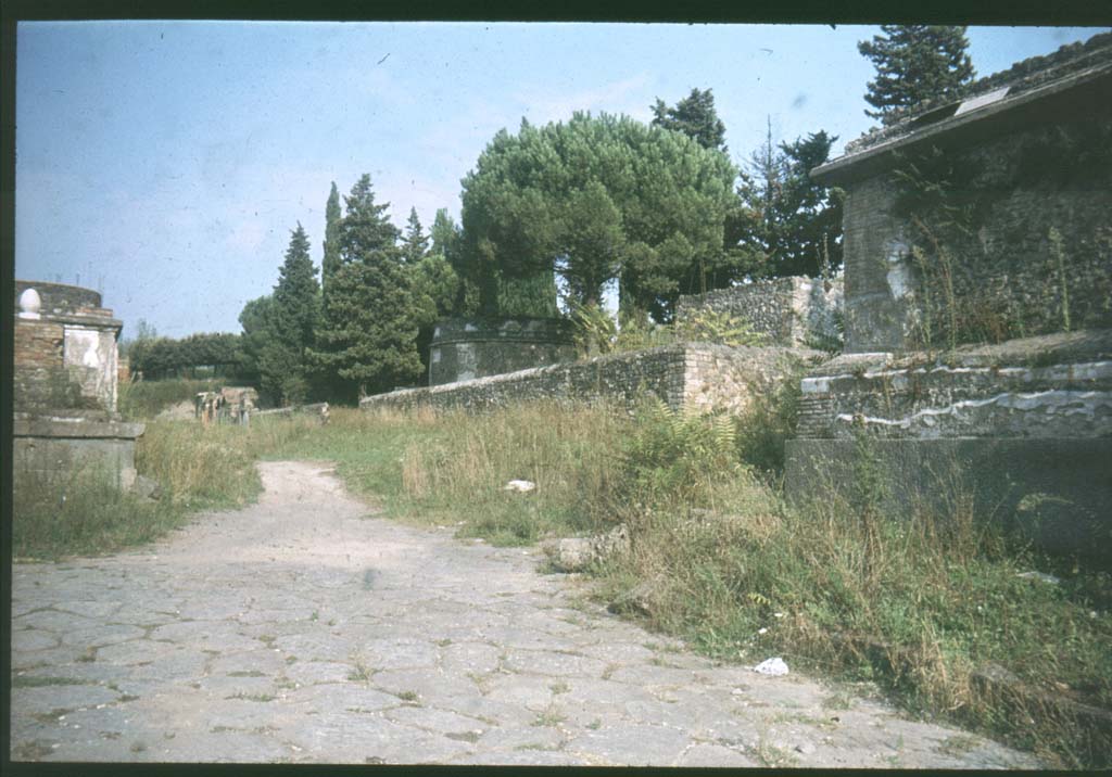 Via delle Tombe, south side. Looking east from junction with Via di Nocera.
Photographed 1970-79 by Günther Einhorn, picture courtesy of his son Ralf Einhorn.
