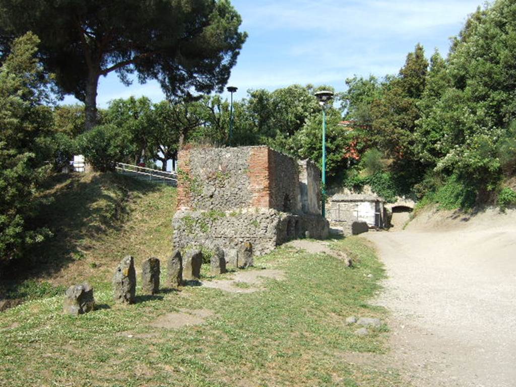 Via delle Tombe, north side, May 2006. Looking east from Tomb 34EN. 