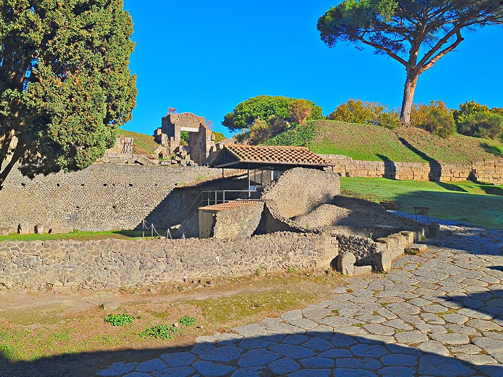 Via delle Tombe, Pompeii. October 2024. 
Looking north-east towards Porta Nocera, Via di Nocera and City Walls. Photo courtesy of Giuseppe Ciaramella.
