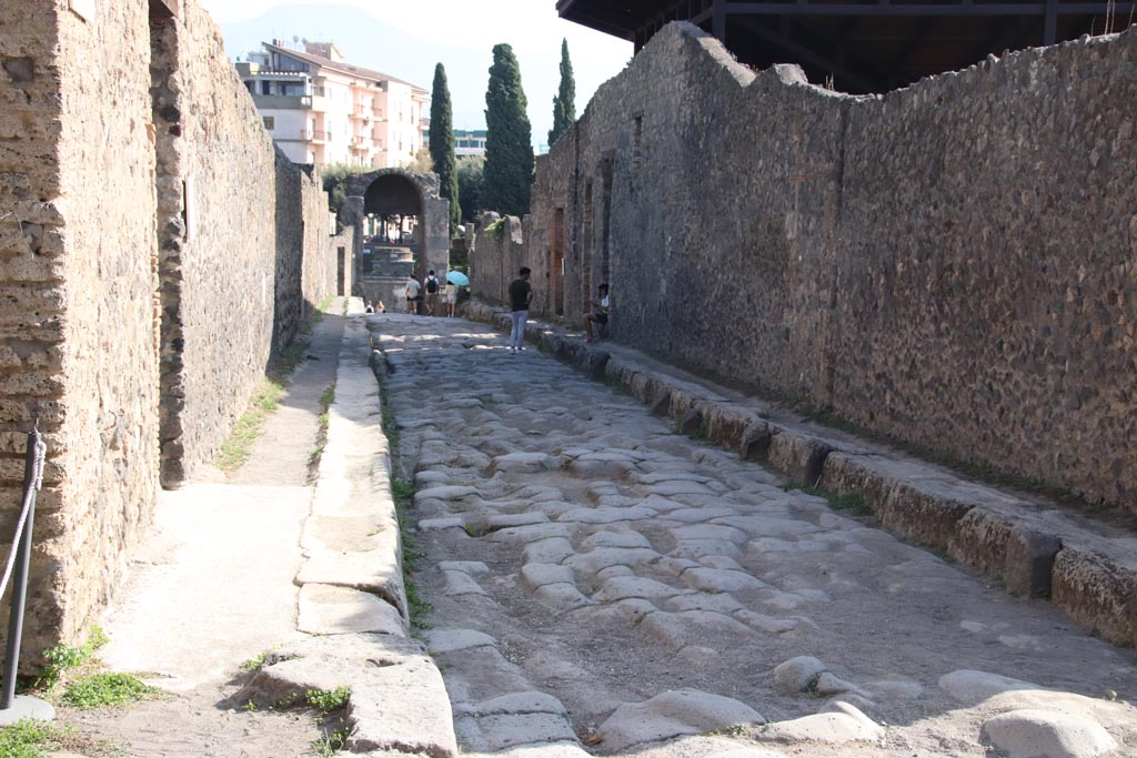 Via di Nocera, Pompeii. October 2023. Looking south towards Porta di Nocera. Photo courtesy of Klaus Heese.