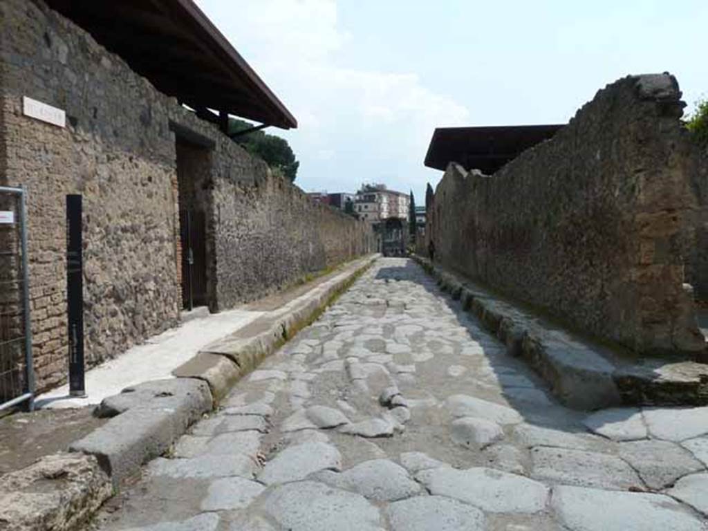 Via di Nocera, May 2010. Looking south between II.8 and I.20, from junction with Via della Palestra.