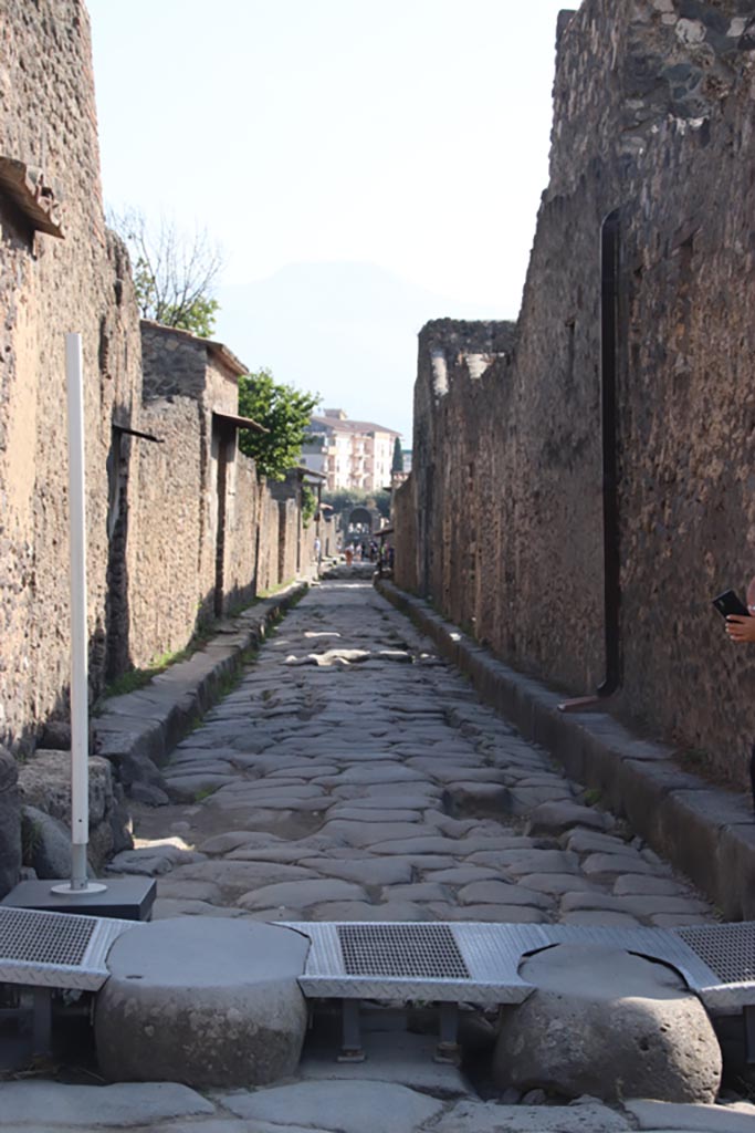 Via di Nocera, Pompeii. October 2023.
Looking south from junction with Via dell’Abbondanza. Photo courtesy of Klaus Heese.