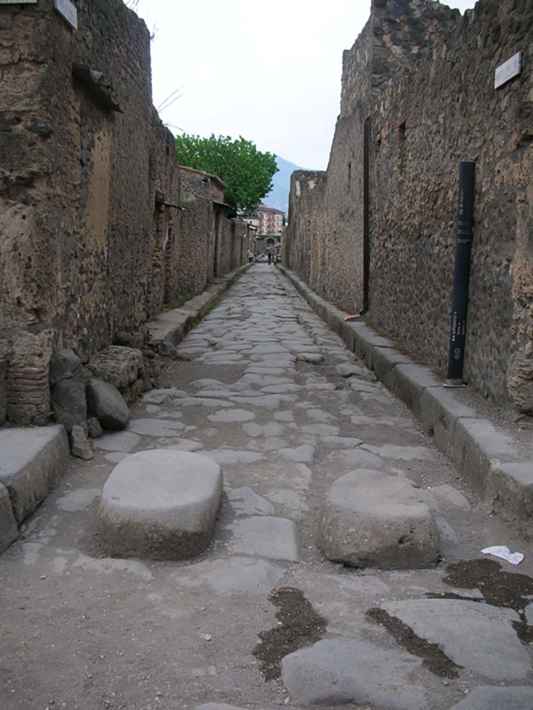 Via di Nocera, Pompeii. May 2010.
Looking south towards roadway and stepping stones from junction with Via dell’Abbondanza.
Photo courtesy of Ivo van der Graaff.