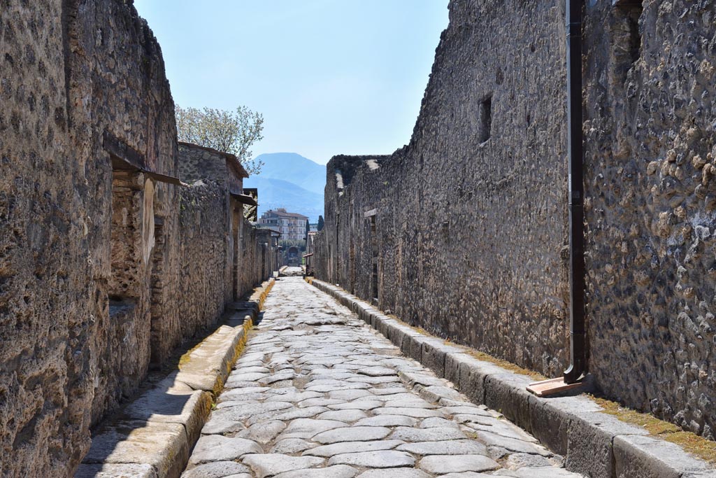 Via di Nocera. April 2018. Looking south between II.1 and I.13, from near the junction with Via dell’Abbondanza.
Photo courtesy of Ian Lycett-King. Use is subject to Creative Commons Attribution-NonCommercial License v.4 International.