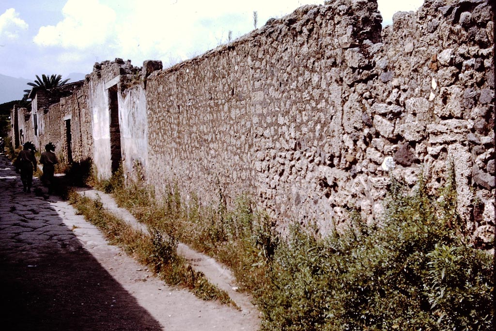 Via di Nocera, east side, Pompeii. 1964. Looking north from near II.1.9. Photo by Stanley A. Jashemski.
Source: The Wilhelmina and Stanley A. Jashemski archive in the University of Maryland Library, Special Collections (See collection page) and made available under the Creative Commons Attribution-Non Commercial License v.4. See Licence and use details.
J64f1367