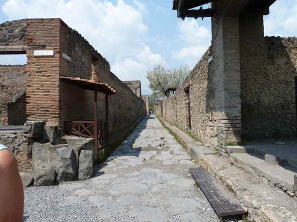 Via di Nocera, May 2010. Looking north between I.13 and II.1, from the junction with Via di Castricio.