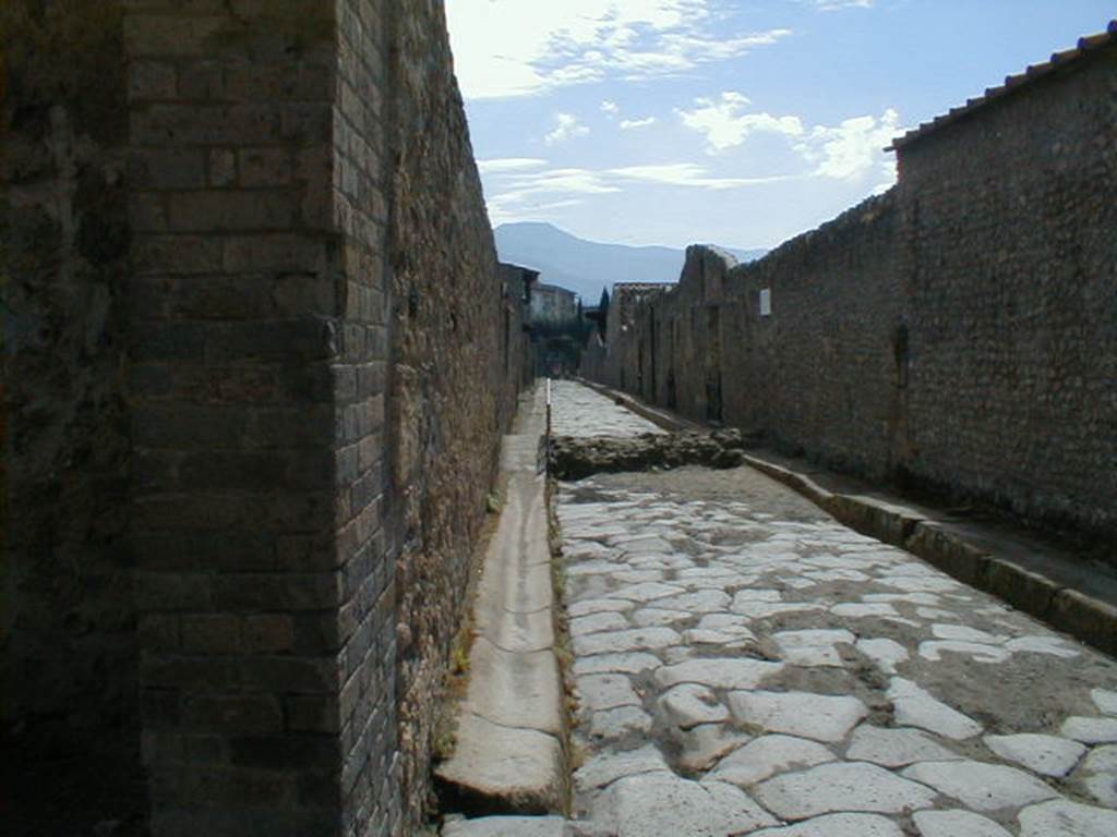 Via di Nocera, September 2004. Looking south between II.9 and I.14. from the junction with Via di Castricio.