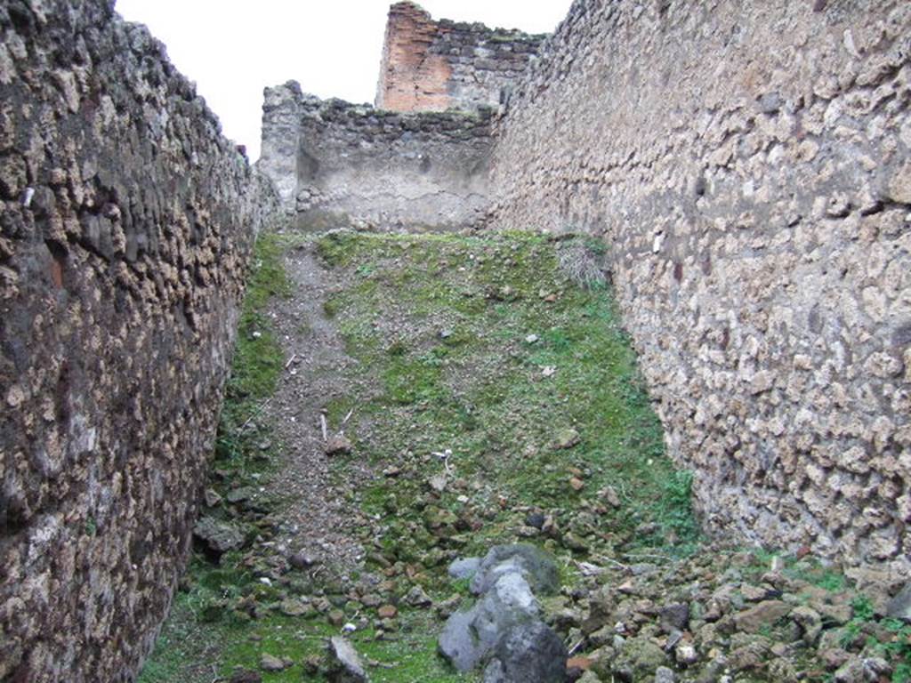 Vicolo degli Scheletri. December 2005. West end at VII.9.66.