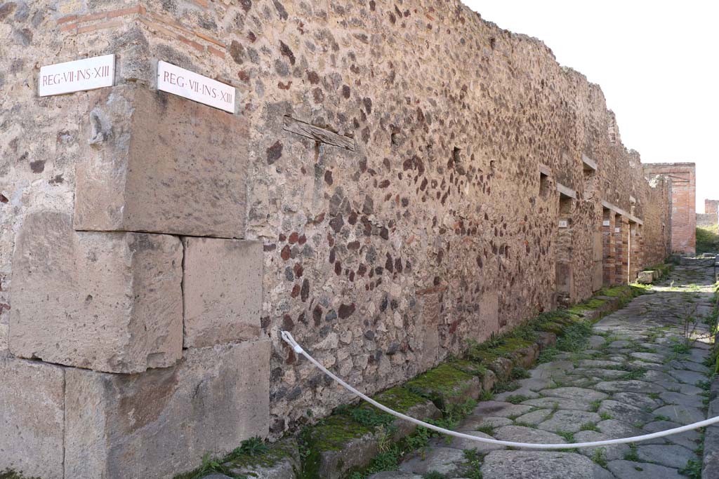 Vicolo degli Scheletri, south side, Pompeii. December 2018.
Looking west along VII.13, from junction with Vicolo della Maschera, on left. Photo courtesy of Aude Durand.