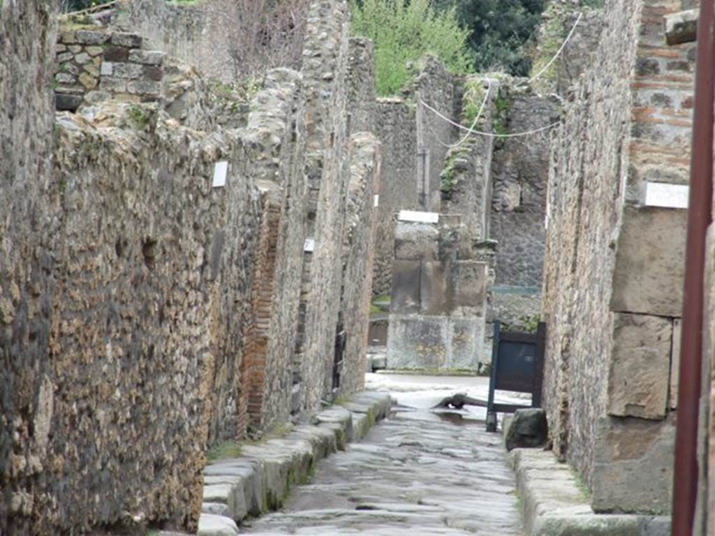 Vicolo della Maschera between VII.14 and VII.13. March 2009. Looking south from junction with Vicolo degli Scheletri.  

