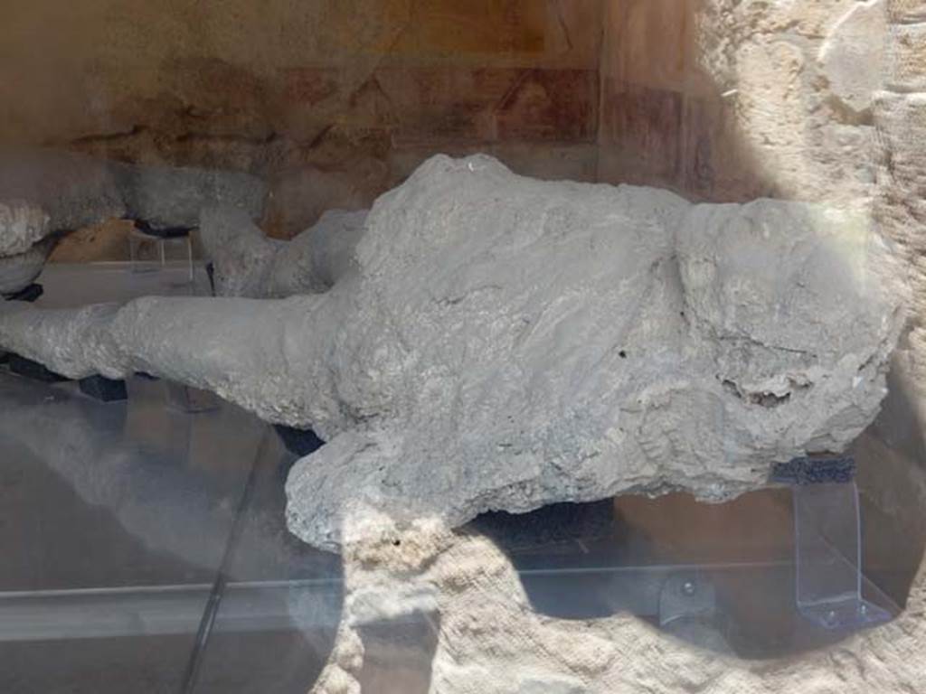 Vicolo degli Scheletri,  May 2017. Detail of plaster cast of a strong and tall man.
Photo courtesy of Buzz Ferebee.
