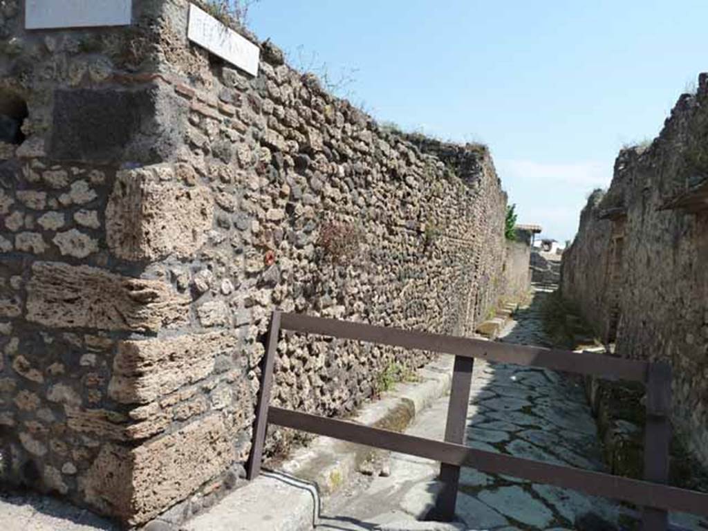 Vicolo degli Scheletri, north side, May 2010.  Looking east between VII.11 and VII.14 from junction with Vicolo della Maschera. 