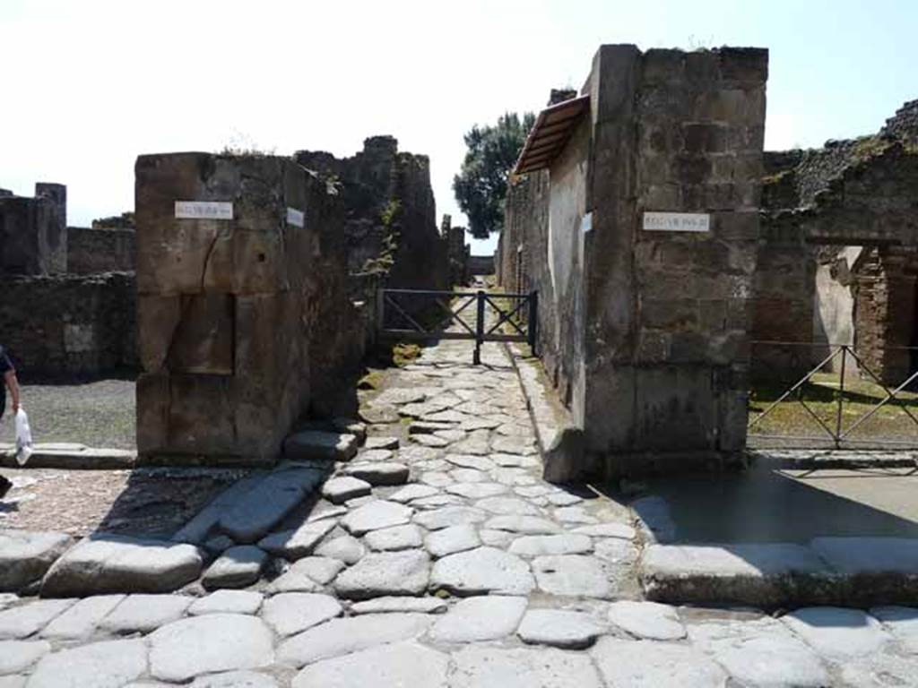 Vicolo dei Dodici Dei, May 2010. Looking south between VIII.5 and VIII.3 from junction of Via dell’Abbondanza.