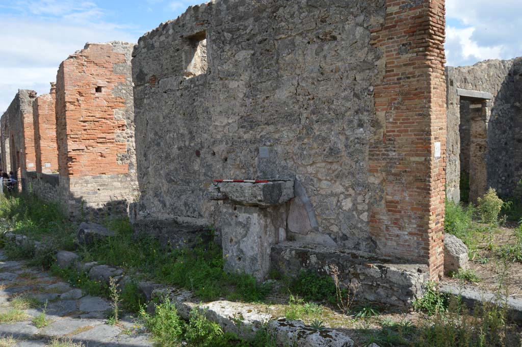 Vicolo dei Soprastanti, Pompeii. October 2018. Looking south-east towards altar at VII.7.22 on south side of roadway.
Foto Taylor Lauritsen, ERC Grant 681269 DÉCOR.