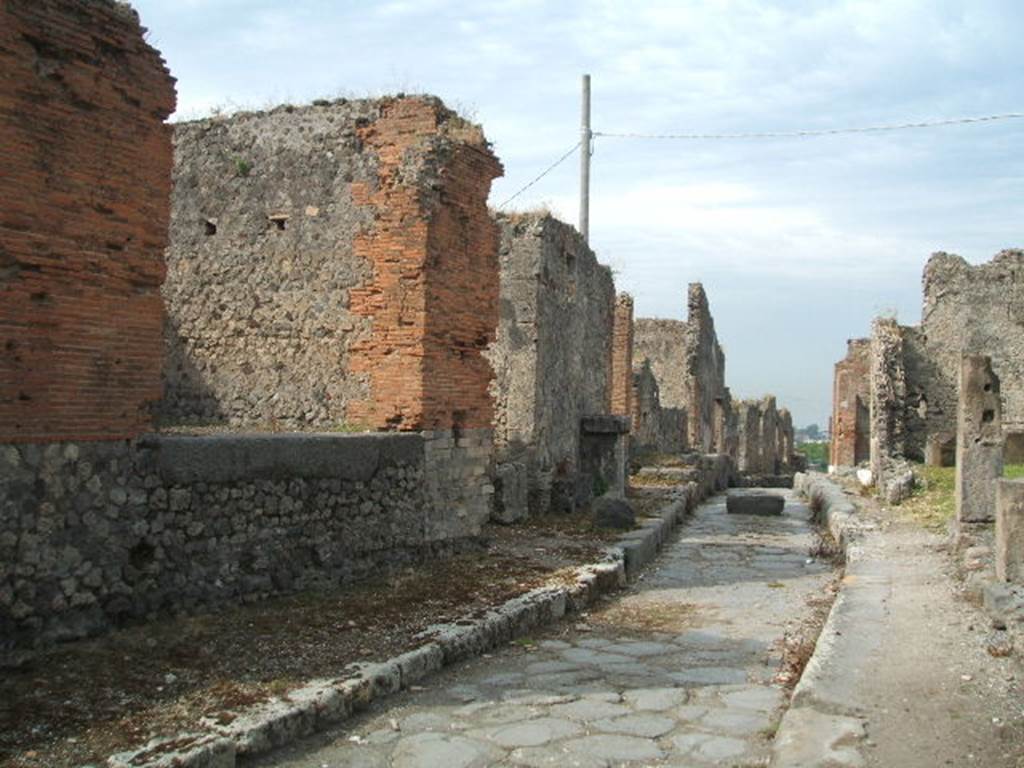 Vicolo dei Soprastanti, May 2005. Looking west to entrance to alleyway, on left side before stone altar.