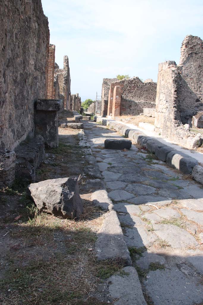 Vicolo dei Soprastanti, September 2021.
Looking west between VII.7 and VII.6. Photo courtesy of Klaus Heese.