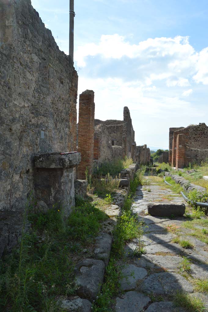 Vicolo dei Soprastanti, Pompeii. October 2018.
Looking west along Vicolo dei Soprastanti, with altar at VII.7.22, on left.
Foto Taylor Lauritsen, ERC Grant 681269 DÉCOR.