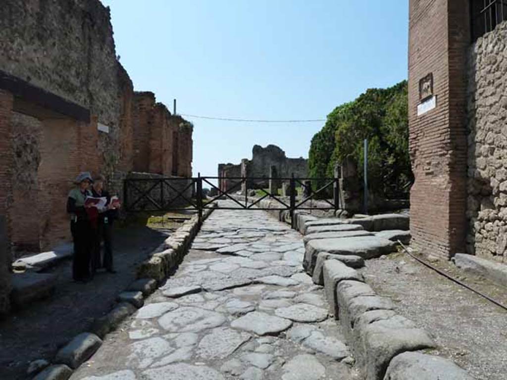 Vicolo dei Soprastanti, May 2010. Looking west towards VII.7 and VII.6, from junction with Vicolo delle Terme, on right.