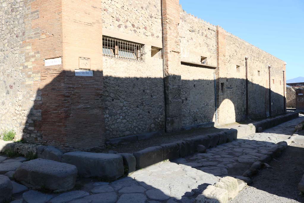 Vicolo dei Soprastanti, north side, Pompeii. December 2018.
Looking north-east along VII.5 insula between VII.5.14 and VII.5.17, on right. Photo courtesy of Aude Durand.