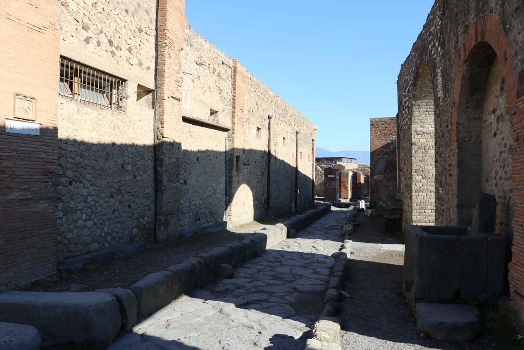 Vicolo dei Soprastanti, Pompeii. December 2018.
Looking east between VII,5, on left and VII.8, on right. Photo courtesy of Aude Durand.