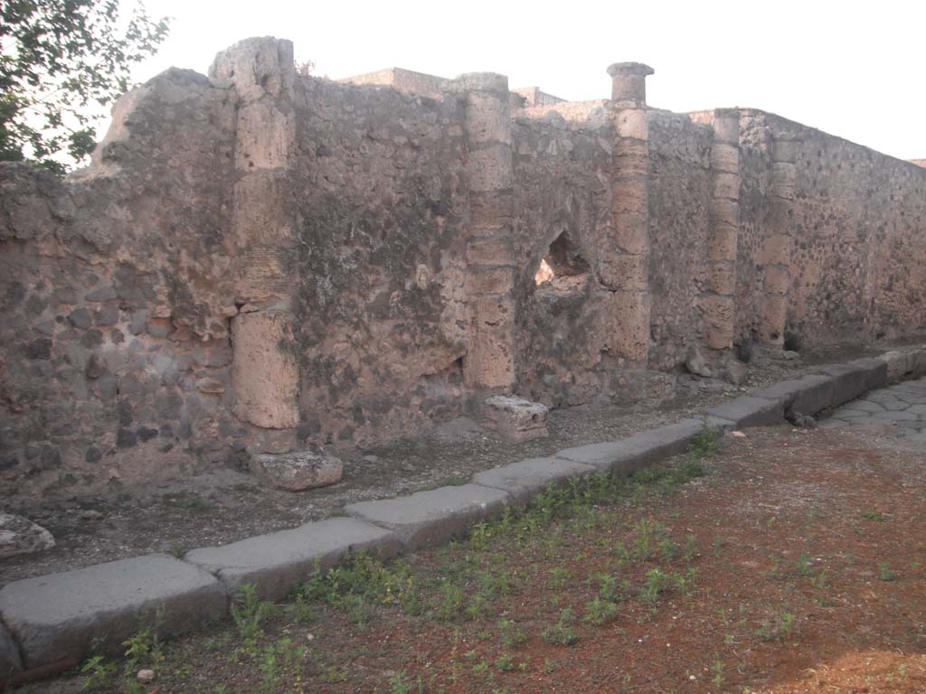Vicolo dei Soprastanti, north side, Pompeii. May 2011. 
Looking east along wall of VII.16, between VII.16.16 and VII.16.17. Photo courtesy of Ivo van der Graaff.

