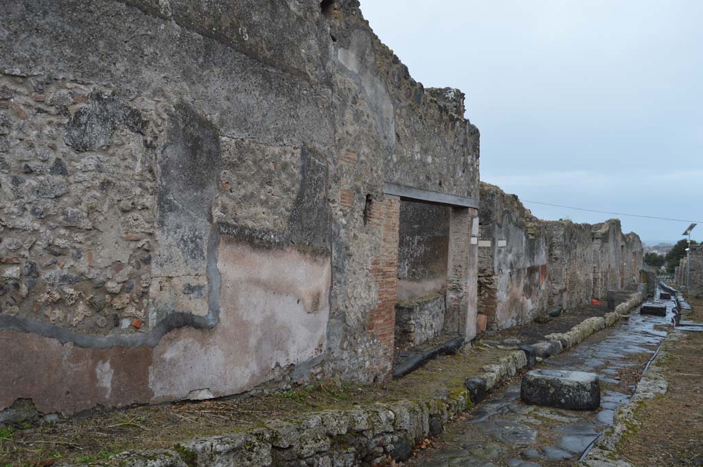 Vicolo dei Soprastanti, Pompeii. March 2018. Looking west from near VII.7.18, centre right, and Vicolo del Gallo.
Foto Taylor Lauritsen, ERC Grant 681269 DÉCOR.


