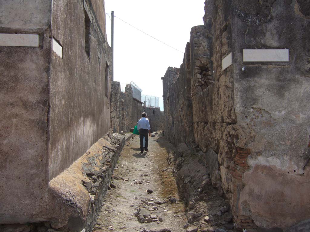 Vicolo del Gallo between VII.7 and VII.15. September 2005. Looking south from junction with Vicolo dei Soprastanti. 