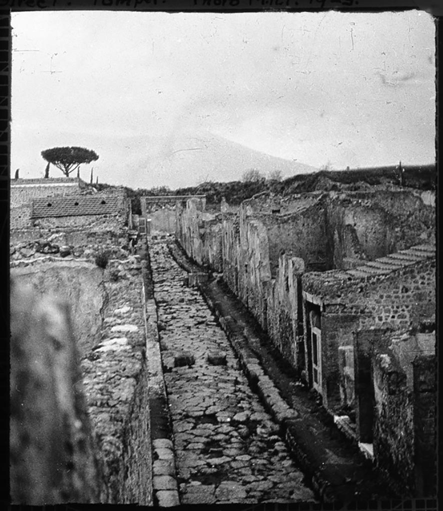 Vicolo dei Vettii, Pompeii, northern end. Photo by B. M. Blackwood.
Looking north with two doorways with white threshold, on right, belonging to VI.16.34 and 35.
Used with the permission of the Institute of Archaeology, University of Oxford. File name blackwood 011. Resource ID. 24596.
See photo on University of Oxford HEIR database