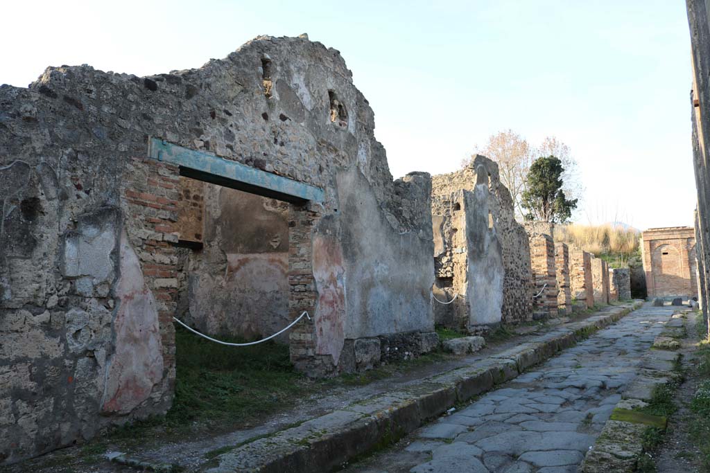 Vicolo dei Vettii between VI.15 and VI.16. December 2018.
Looking north from VI.15.11, on left, towards VI.15.18, in centre near water tower at end of vicolo. Photo courtesy of Aude Durand.