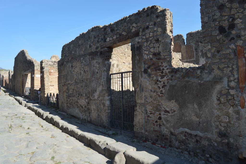 Vicolo dei Vettii, east side, Pompeii. October 2017. Looking north from VI.14.37, in centre. 
Foto Taylor Lauritsen, ERC Grant 681269 DÉCOR.

