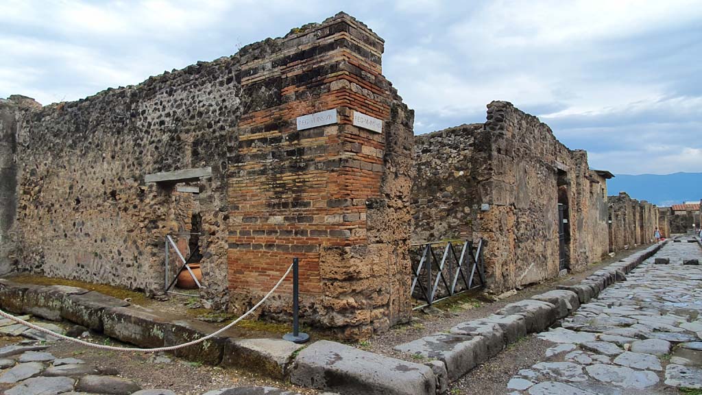 Vicolo dei Vettii, east side, Pompeii. July 2021. 
Looking south-east at junction of Vicolo di Mercurio, on left, with VI.14.35, centre left, and VI.14.36, centre right.
Foto Annette Haug, ERC Grant 681269 DÉCOR.

