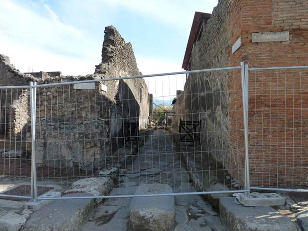 Vicolo del Centenario, Pompeii. September 2015. Looking south from Via di Nola. 
