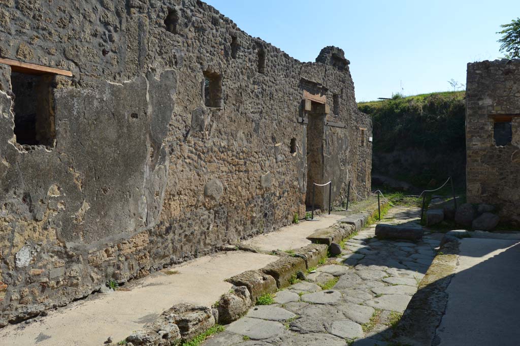 Vicolo del Centenario, east side, Pompeii. October 2017. Looking south towards IX.8.b, centre right.
Foto Taylor Lauritsen, ERC Grant 681269 DÉCOR.
