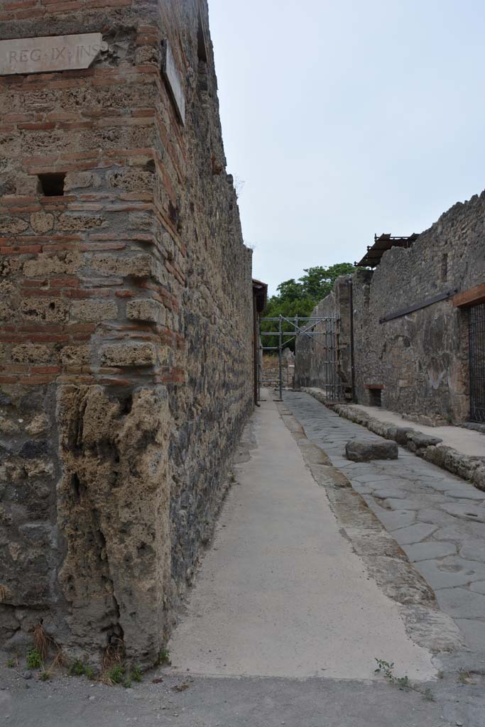 Vicolo del Centenario, Pompeii. May 2017. Looking north from corner junction at IX.5.16-14.
Foto Christian Beck, ERC Grant 681269 DÉCOR.

