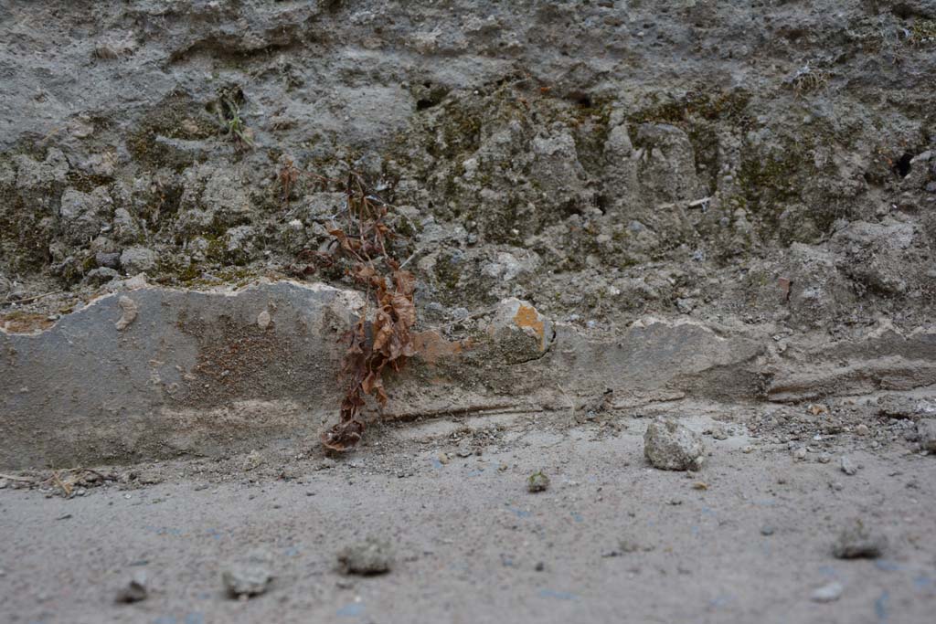 Vicolo del Centenario, west side, Pompeii. May 2017. Remaining stucco on lower wall.
Foto Christian Beck, ERC Grant 681269 DÉCOR.

