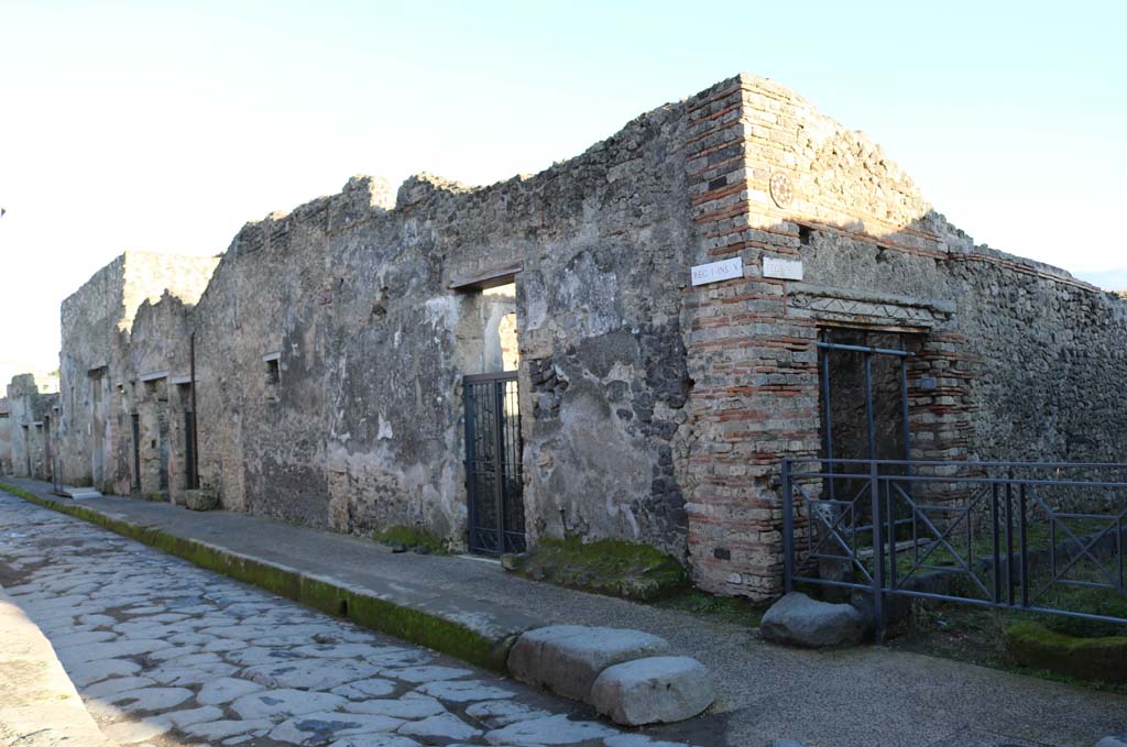 Vicolo del Citarista, and doorway to I.10.9, on right. December 2018.
Looking east along Vicolo del Menandro, from I.10.1 to I.10.8. Photo courtesy of Aude Durand.