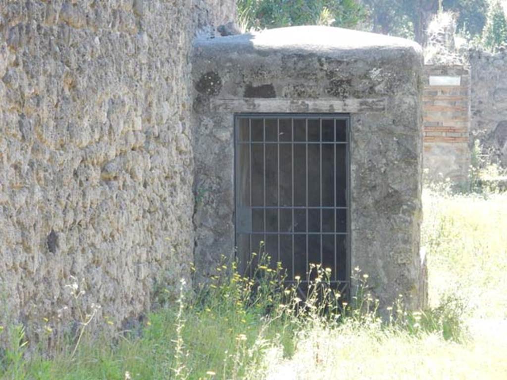 Vicolo del Citarista between I.10 and I.3. May 2016. Looking south to structure on east side. Photo courtesy of Buzz Ferebee.