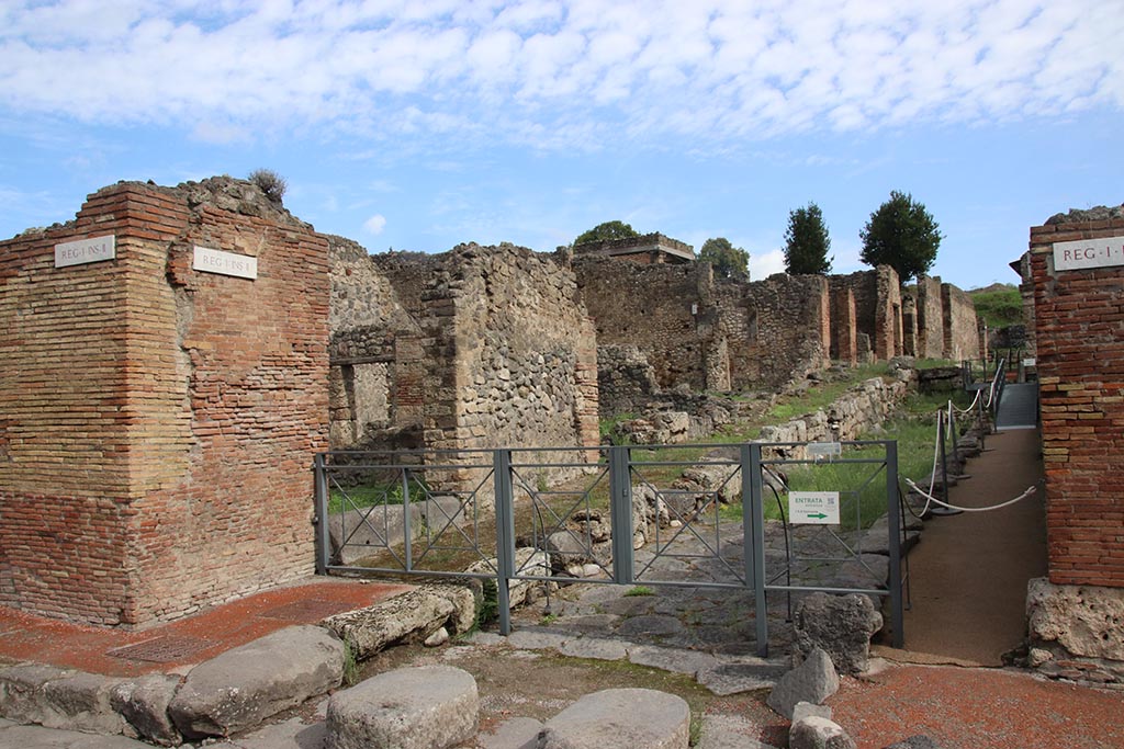 Vicolo del Conciapelle between I.2 and I.1, Pompeii. October 2024.
Looking east from junction with Via Stabiana, with doorway to I.2.32, centre left. Photo courtesy of Klaus Heese.
