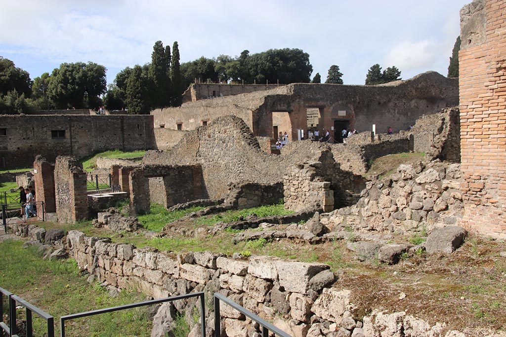 Vicolo del Conciapelle, Pompeii. October 2024. 
Looking west along north side of Vicolo towards junction with Via Stabiana, on left. Photo courtesy of Klaus Heese.
