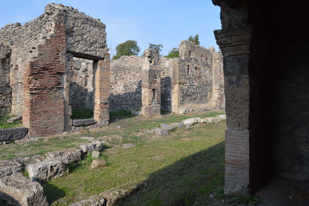 Vicolo del Conciapelle, Pompeii, between I.2 and I.5. October 2017. Looking north-east from I.5.1, on right.
Foto Taylor Lauritsen, ERC Grant 681269 DCOR.

