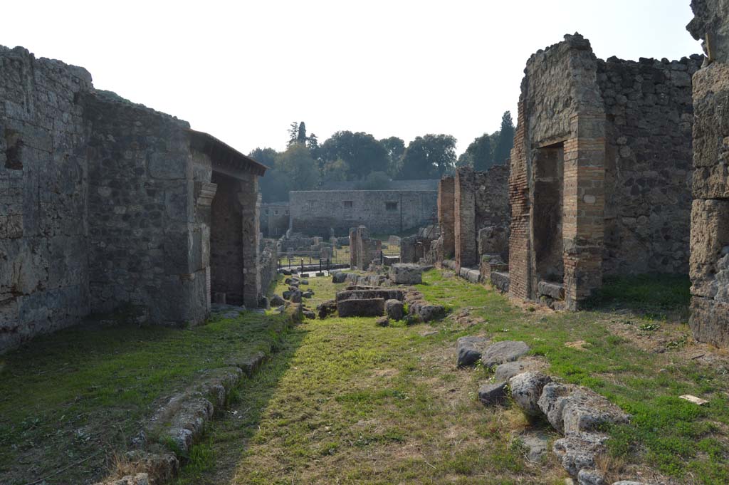 Vicolo del Conciapelle, Pompeii. October 2017. Looking west between I.5, on left, and I.2, on right. 
Foto Taylor Lauritsen, ERC Grant 681269 DCOR.

